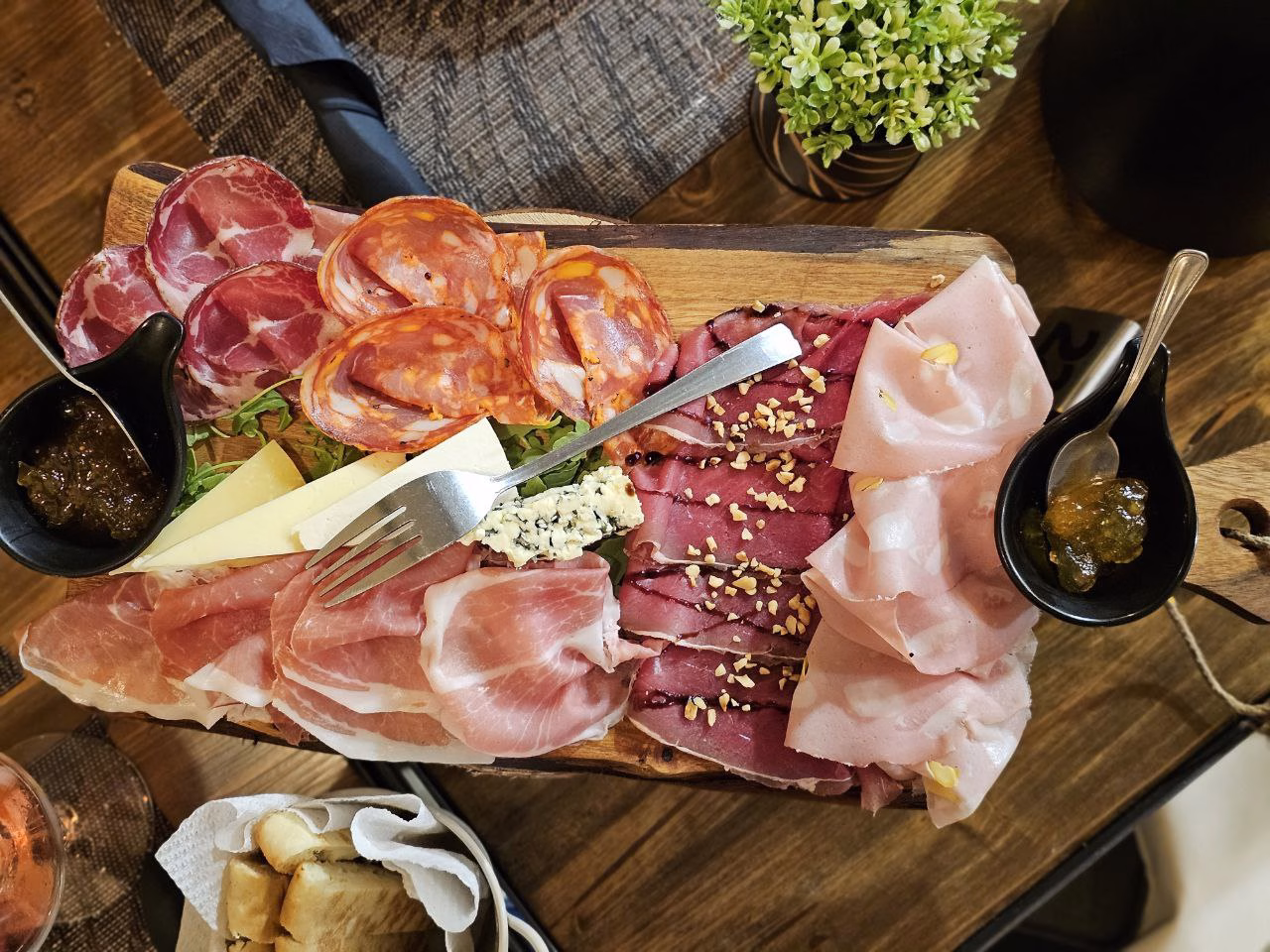 la taula tagliere di salumi e formaggi