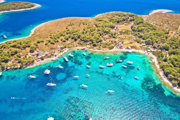 Hvar, come arrivare, cosa vedere, dove alloggiare sull'Isola croata