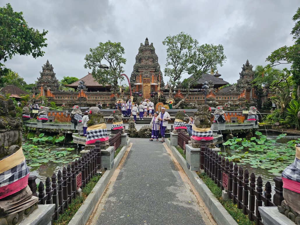 tempio a bali in indonesia