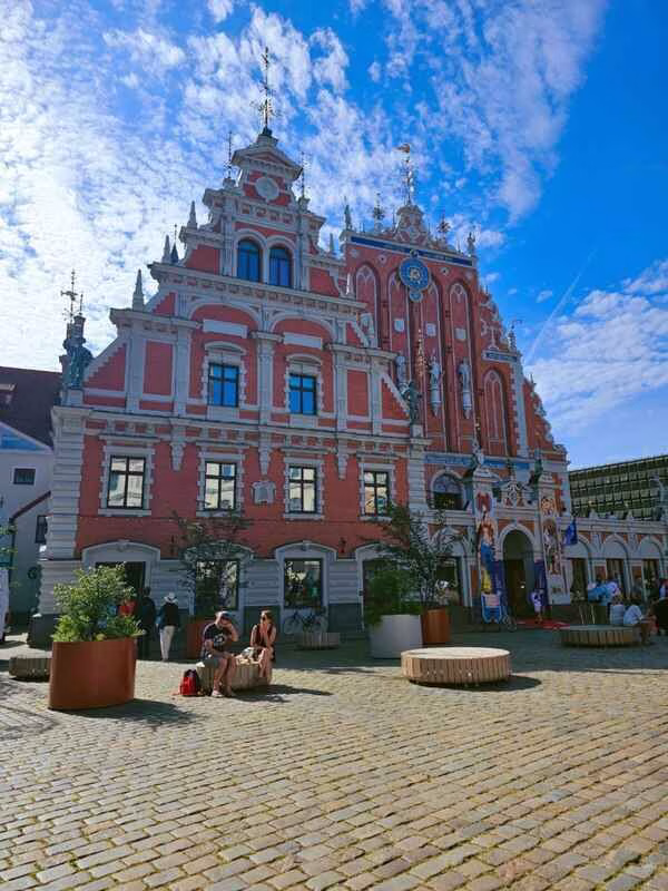 casa delle teste nere riga
