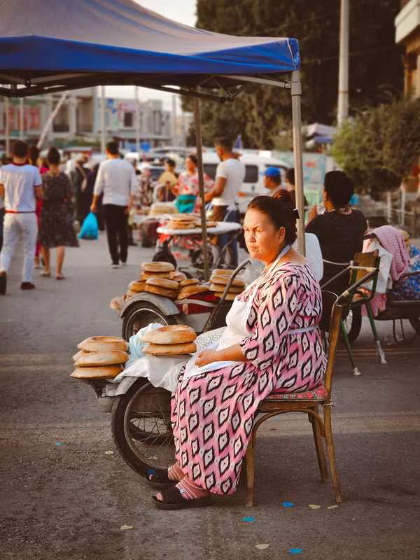 donna che vende pane samarcanda